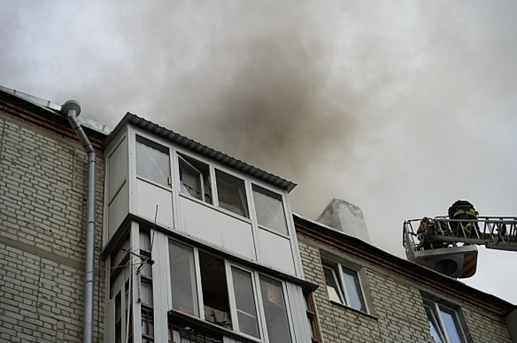 Безпілотник влучив у п’ятиповерхівку в Харкові: п’ятеро постраждалих