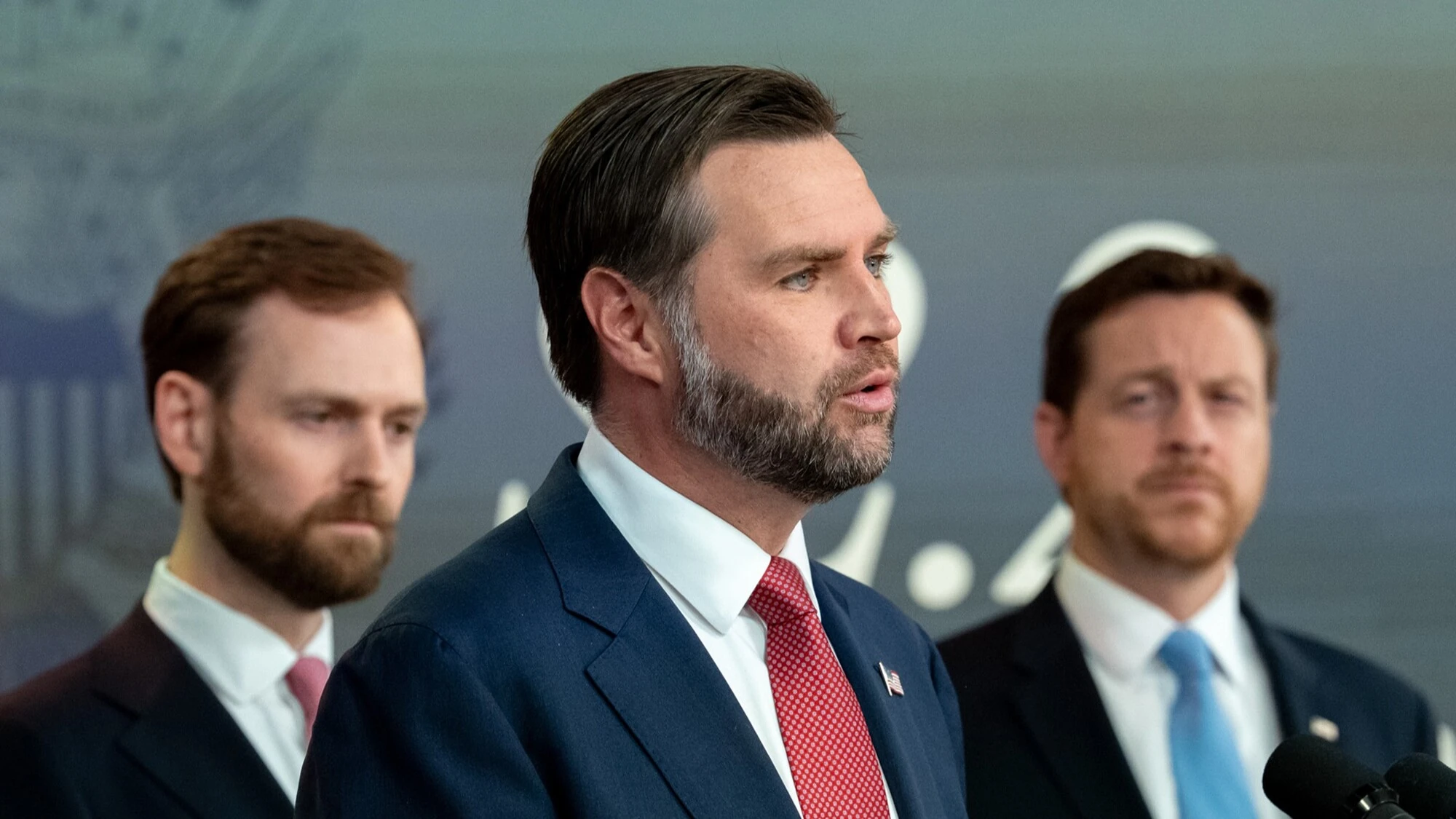 Венс у Цинциннаті пояснив заяву про «гуманіста» Путіна звільненням Габбарда
